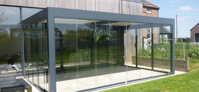 Design huis met moderne terrasoverkapping.